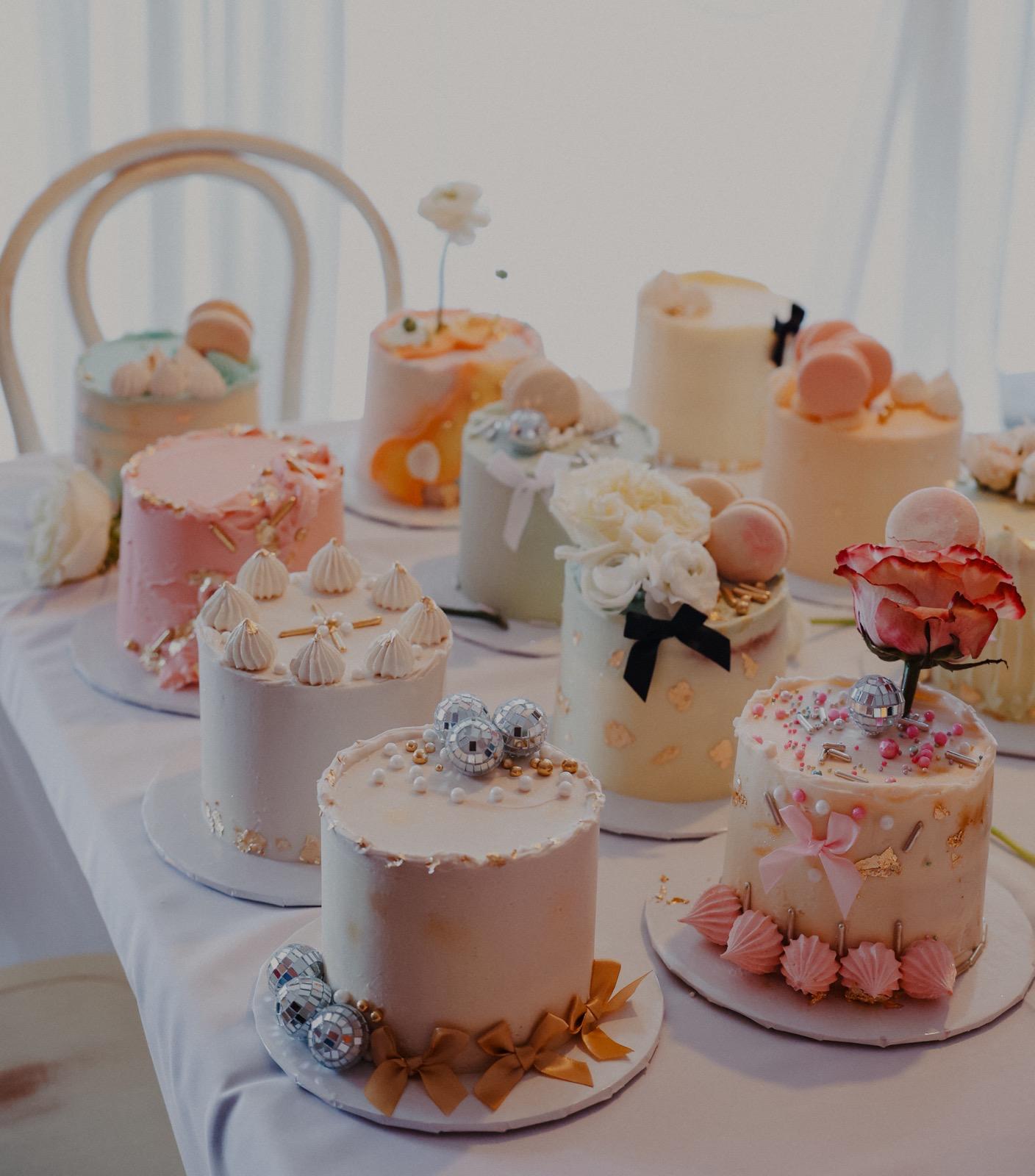 Bubbles & Mini Cake Decorating Class! 🥂🎂💖 Febrero 14, 4pm-6pm $115 pp ó $215 por pareja